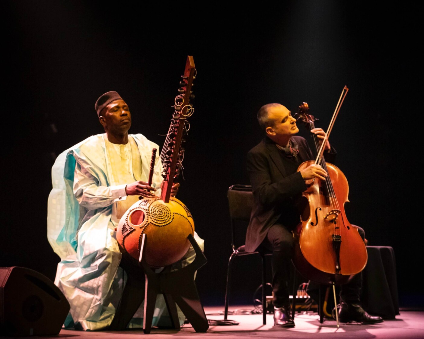 Ballaké Sissoko, one of Mali’s greatest kora players, joins cellist Vincent Ségal on stage.